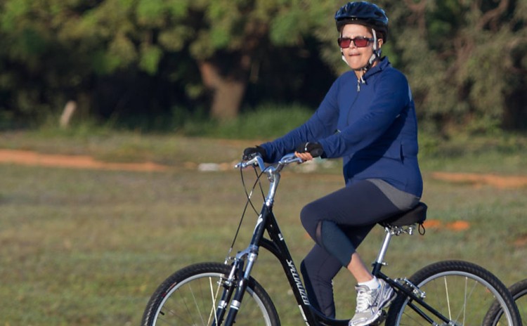 Dilma pedalando, literalmente. (Foto de Ed Ferreira/Folhapress)