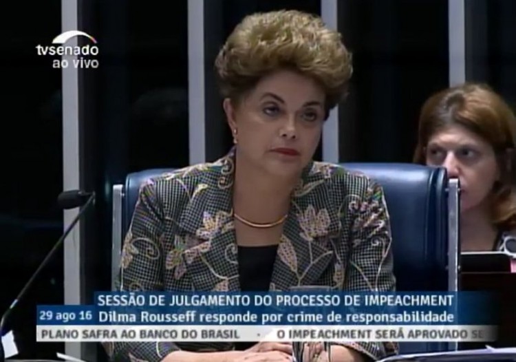 Essa é a cara que Dilma fez para Aécio, mas também é a nossa ouvindo-a discursar (Reprodução/TV Senado)